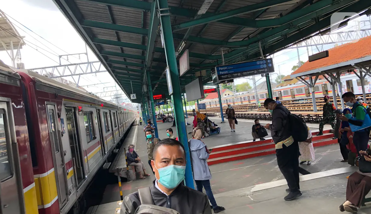 Penumpang menunggu KRL di Stasiun KA Manggarai, Jakarta, Selasa (1/12/2020). Menteri Perhubungan (Menhub) Budi Karya Sumadi menyebut nantinuya Manggarai akan menjadi pusat stasiun KA di Jabodetabek karena semua rute kereta yang ada di Jabodetabek akan bersinggungan di Manggarai. (Liputan6.com/Immanu