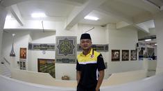 Pemain Sriwijaya FC Dian Agus saat melakukan sholat maghrib di Kawasan Hotel Bidakara, Jakarta, Sabtu (17/10/2015). (Bola.com/Nicklas Hanoatubun)