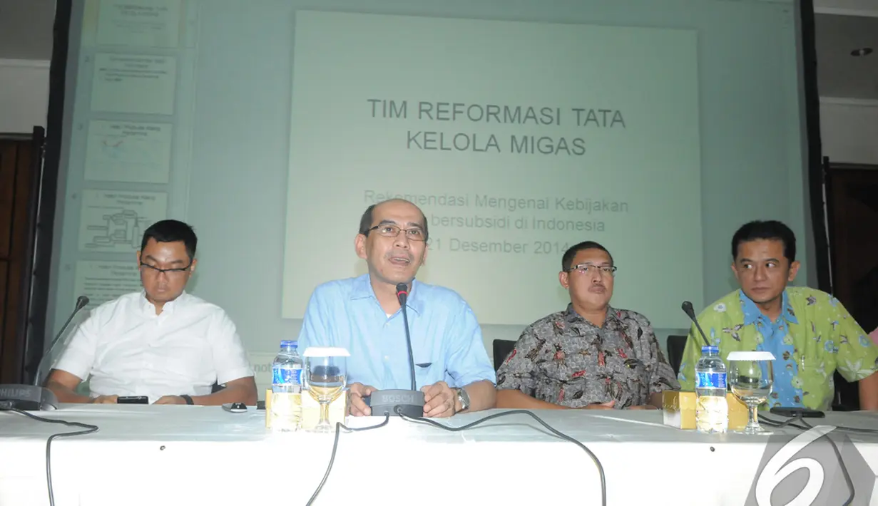 Tim Reformasi Tata Kelola Minyak dan Gas Bumi saat konferensi pers di Jakarta, Minggu (21/12/2014). (Liputan6.com/herman Zakharia)