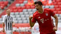 4. Robert Lewandowski (68 gol) - Penyerang Bayern Munchen ini menjadi top skor Liga Champions musim 2019/2020. Lewandowski memiliki 68 koleksi gol dari memperkuat Bayern Munchen dan Borussia Dortmund di Liga Champions. (AFP/Sven Hoppe)