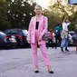 Dengan padu padan yang tepat, Anda tak perlu ragu untuk tampil keren dengan busana setelan warna pink untuk ke kantor. (Foto: Instagram/@thestylestalkercom)
