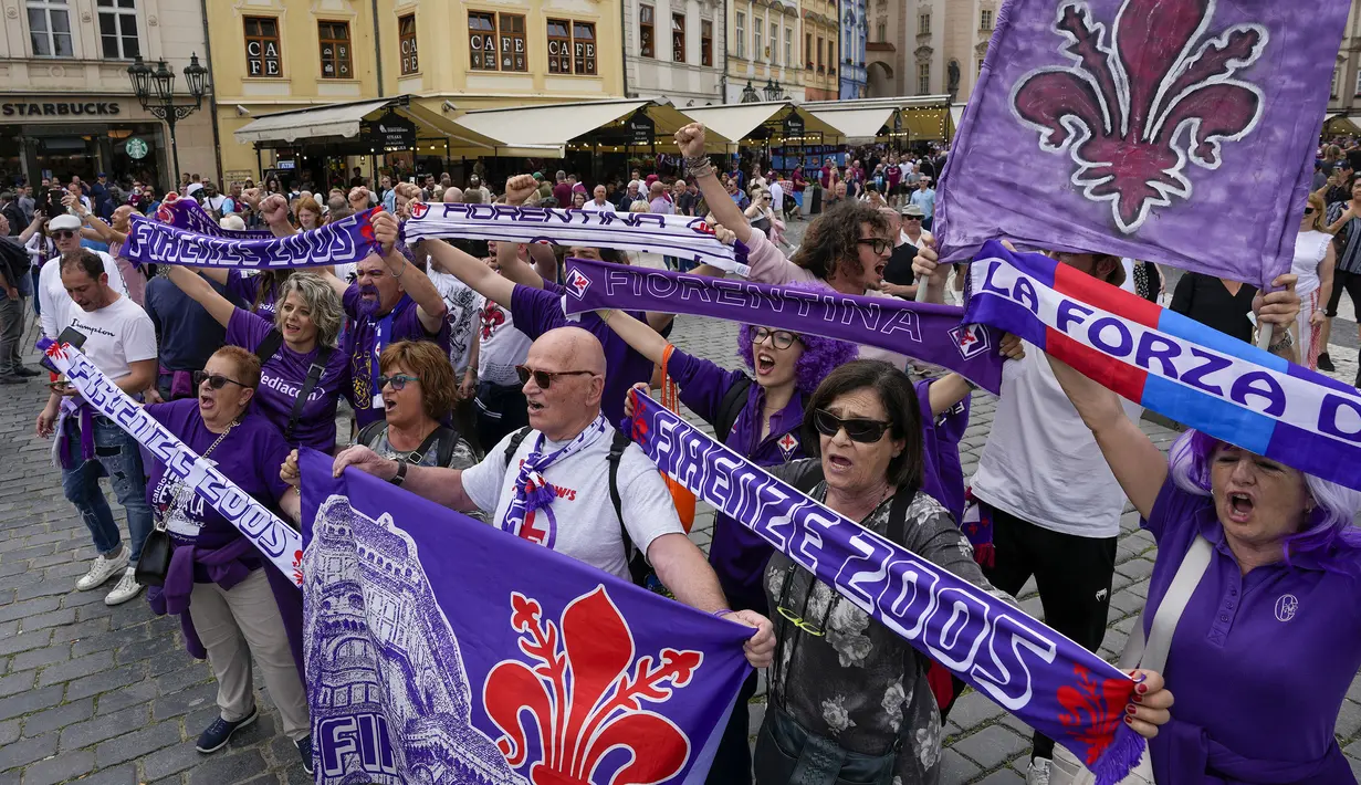 Sejumlah pendukung Fiorentina memadati Old Town Square menjelang laga final UEFA Conference League 2022/2023 di Praha, Republik Ceska, Rabu (07/06/2023). (AP Photo/Darko Bandic)