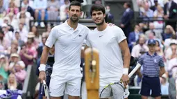 Petenis Serbia, Novak Djokovic (kiri) dan petenis Spanyol, Carlos Alcaraz berfoto bersama sebelum laga final tunggal putra turnamen tenis Grand Slam Wimbledon 2023 di All England Lawn and Tennis Club, London, Minggu (16/7/2023) malam WIB. (AP Photo/Kirsty Wigglesworth)