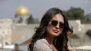 Miss Universe 2020 dari Meksiko Andrea Meza berpose dengan latar belakang masjid Dome of the Rock, saat ia mengunjungi Kota Tua Yerusalem, Rabu (17/11/2021). Kunjungan Andrea merupakan merupakan bagian persiapan Israel sebagai tuan rumah Miss Universe 2021. (AFP/Ahmad Gharabli)