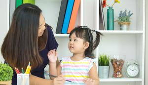 Energi dalam bicaramu bisa mempengaruhi anak dan membuat mereka lebih tertarik dan termotivasi untuk terus belajar kata baru setiap harinya. (Foto dok: Freepik/jcomp).