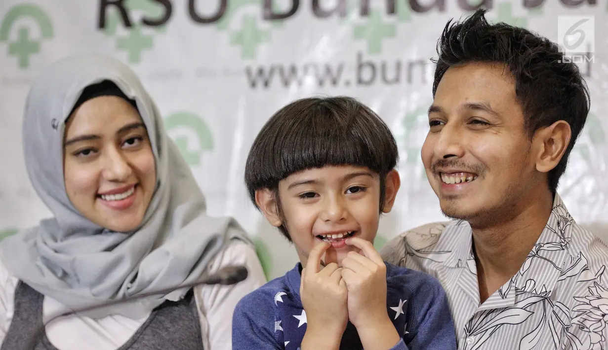 Pasangan Fairuz A Rafiq dan Sonny Septian serta anak pertama mereka memberi keterangan di Jakarta, Selasa (22/5). Fairuz melahirkan di Rumah Sakit Umum (RSU) Bunda Menteng. (Liputan6.com/Faizal Fanani)