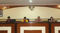 Konferensi pers Sekretaris Daerah Kota Pasuruan terkait robohnya atap empat ruang kelas di UPT SDN Gedong, Pasuruan, Jawa Timur. (Foto:Liputan6.com/Dian Kurniawan)