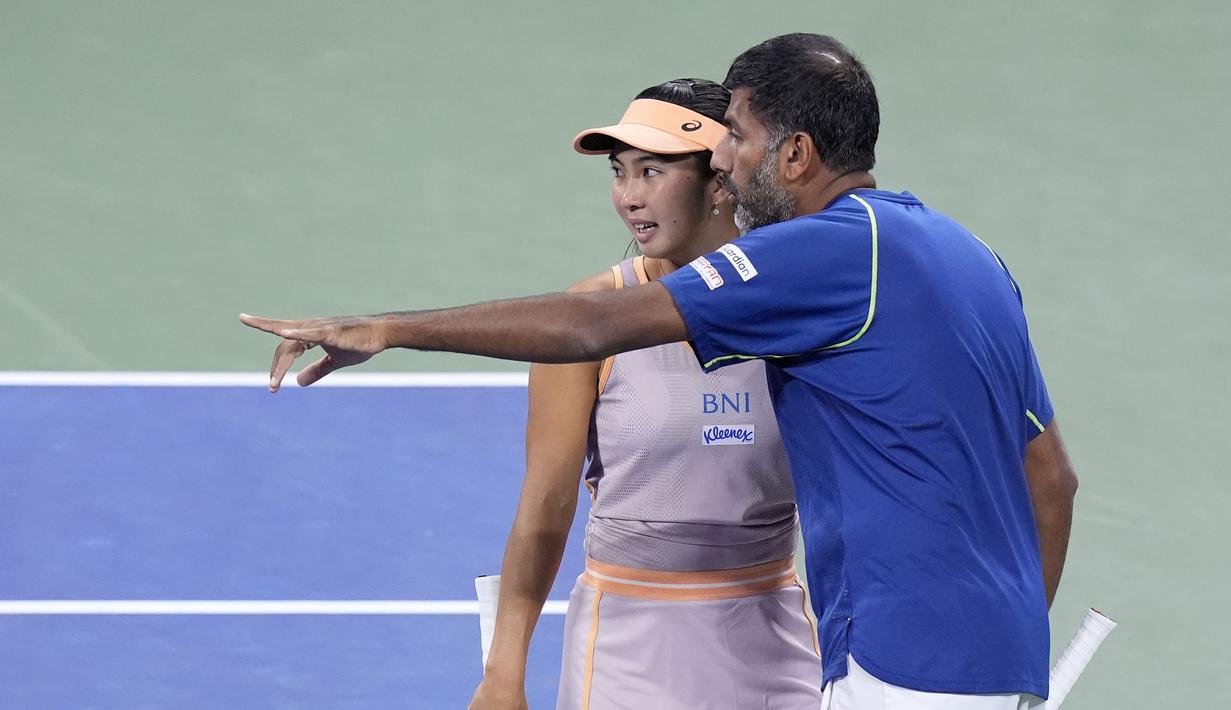 Petenis Indonesia, Aldila Sutjiadi (kiri) berbincang dengan petenis India, Rohan Bopanna saat bertanding melawan petenis ganda campuran Amerika Serikat, Taylor Townsend/Donald Young pada laga semifinal US Open 2024 yang berlangsung di di Stadion Louis Amstrong, New York, Amerika Serikat, Rabu (04/09/2024) WIB. (AP Photo/Eduardo Munoz Alvarez)