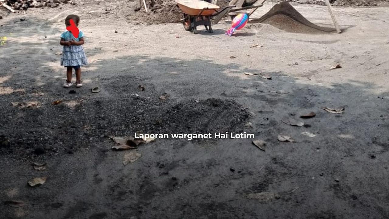 Potret Miris Buruh Pengayak Pasir Bawa Anak Balitanya ke Tempat Kerja