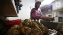 Pedagang menata jahe merah yang dijual di Pasar Rumput, Jakarta, Kamis (5/3/2020). Akibat merebaknya wabah virus corona, harga jahe merah melonjak di pasar itu dan dijual dengan harga Rp 95.000/kg. (Liputan6.com/Angga Yuniar)