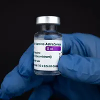 Ilustrasi vaksin Astrazeneca. (Photo by Mika Baumeister on Unsplash)