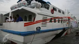 Sejumlah petugas berada di atas KM Express Bahari 3B milik PT Pelni (Persero) di Pelabuhan Sunda Kelapa, Jakarta, Selasa (10/1). KM Express Bahari 3B ini merupakan kapal cepat buatan tahun 2005 dengan panjang 30 meter. (Liputan6.com/Johan Tallo)