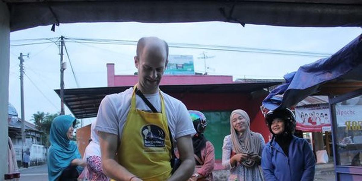 Jualan burger demi pengobatan istri