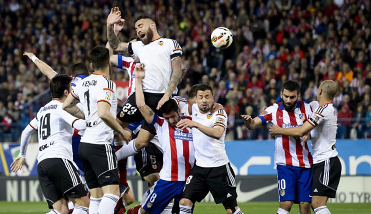 Bek Valencia, Nicolas Otamendi duel udara dengan pemain Atletico Madrid pada laga La Liga di Stadion Vicente Calderon, Spanyol, Minggu (8/3/2015). City mengeluarkan dana sekitar 35 juta Poundsterling untuk merekrut Otamendi. (AFP Photo/Dani Pozo)