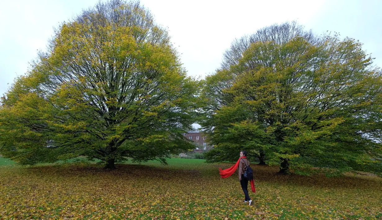 Michelle santai sekali ketika harus ganti sepatu di pinggir jalan untuk kepentingan shooting. (Doc: Screenplay Film) 