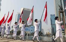 FOTO: Jelang HUT ke-79 Kemerdekaan RI, Aksi Paskibra Kibarkan Merah Putih Hiasi Monumen Selamat Datang