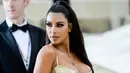 Kim Kardashian sendiri dikabarkan tengah makan siang bersama dengan Jonathan Cheban dan Larsa Pippen. (Getty Images - Cosmopolitan)