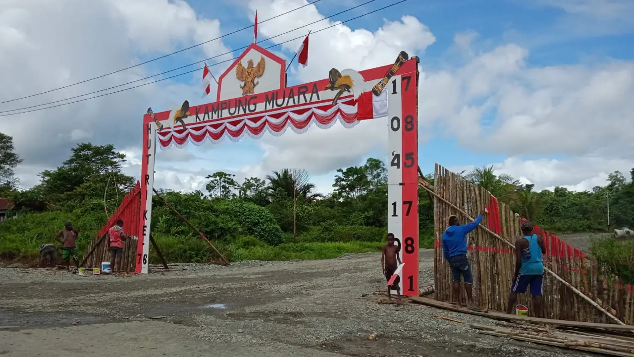 Semarakkan HUT ke-76 RI, Warga Papua Ramai-ramai Hiasi Kampung