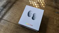 Galaxy Buds Live. (Liputan6.com/ Yuslianson)