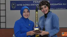 Citizen6, Surabaya: Ketua Pg Jalasenastri Kobangdikal memberikan kenang - kenangan kepada Dr Lula Kamal usai memberikan ceramah. (Pengirim: Penkobangdikal)