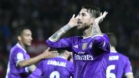 Ekspresi pemain Real Madrid, Sergio Ramos merayakan gol saat melawan Sevilla pada laga Copa Del Rey di Ramon Sanchez Pizjuan stadium, Seville (12/1/2017). real Madird bermain imbang 3-3. (EPA/Raul Caro)