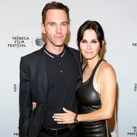 Courteney Cox dan Johnny McDaid (via usmagazine.com)