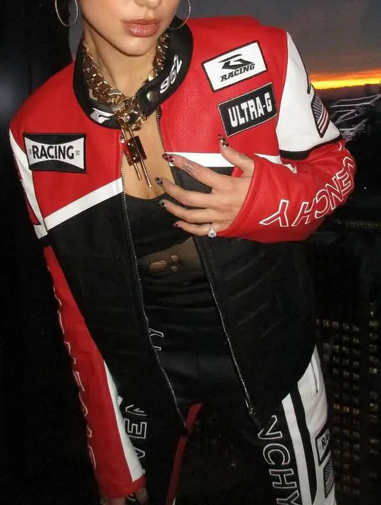 Dua Lipa melengkapi penampilannya dengan kalung rantai berwarna emas. [instagram/dualipa]