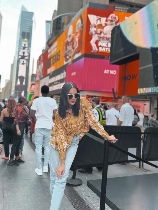 Model Paula Verhoeven juga turut berada di Amerika Serikat untuk hadiri fashion show Indonesia Now dalam acara New York Fashion Week. menyempatkan diri jalan-jalan di kota New York, istri Baim Wong itu tampil kasual mengenakan kemeja bermotif berwarna kuning, celana jeans, dan sneakers putih. (Instagram/paula_verhoeven).