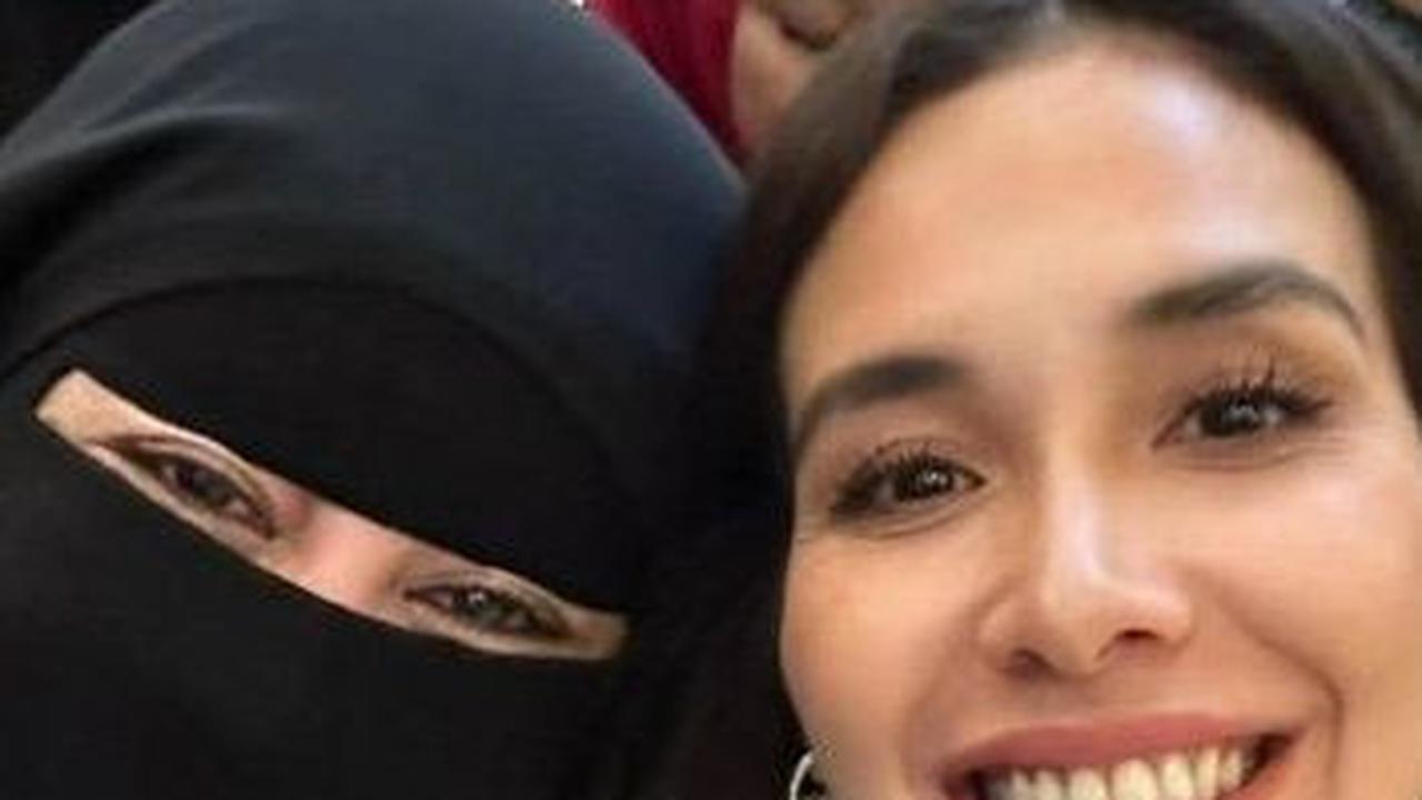 Artis tanah air yang paling menuai atensi saat kajian Habib Umar berlangsung adalah Marsha Timothy. Berbeda dengan yang lain, Marsha datang tanpa mengenakan hijab atau penutup kepala.