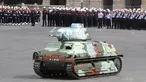 Tank Char B1 Prancis dari Perang Dunia II ditampilkan dalam upacara militer tahunan Bastille Day di Place de la Concorde, Paris (14/7/2020). Prancis mengadakan parade tersebut dengan pengurangan jumlah peserta pasukan sebagai langkah untuk keamanan terhadap penyebaran Covid-19. (AFP/Thomas Samson)