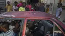 Orang-orang di dalam mobil yang menderita gejala kolera tiba di pintu klinik yang dikelola oleh Doctors Without Borders untuk perawatan di Port-au-Prince, Haiti, Kamis, 27 Oktober 2022. Untuk pertama kalinya dalam tiga tahun, orang-orang di Haiti telah sekarat karena kolera, meningkatkan kekhawatiran tentang skenario yang berpotensi menyebar cepat dan menghidupkan kembali ingatan tentang epidemi yang menewaskan hampir 10.000 orang satu dekade lalu. (AP/Ramon Espinosa)