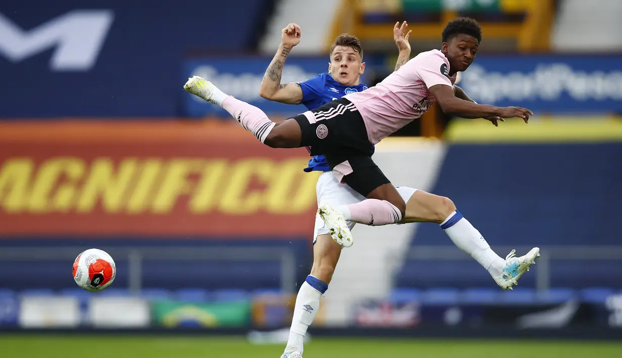Gelandang Leicester City, Demarai Gray, berebut bola dengan bek Everton, Lucas Digne, pada laga Premier League pekan ke-32 di Goodison Park, Kamis (2/7/2020) dini hari WIB. Leicester City kalah 1-2 atas Everton. (AFP/Clive Brunskil/pool)