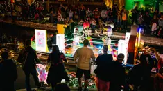 Warga melihat kendaraan hias melintas selama parade Hari Sungai Mati di San Antonio, Texas, Amerika Serikat, 29 Oktober 2021. Warga berkumpul untuk merayakan, memperingati, dan mengenang orang-orang terkasih yang telah meninggal untuk Día de los Muertos tahun ini. (Brandon Bell/Getty Images/AFP)