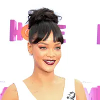 Pelantun 'Umbrella' ini membuktikan bahwa pemakaian lipstik warna merah gelap juga cocok untuk aktivitas di siang hari. (Bintang/EPA)