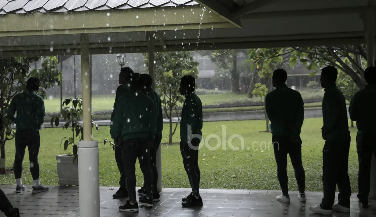 Para pemain Timnas Indonesia menanti jemputan mobil listrik menuju ruangan pertemuan dengan Presiden RI, Joko Widodo di Istana Merdeka, (19/12/2016). (Bola.com/Nicklas Hanoatubun)