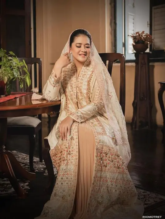 <p>Di pemotretan kedua ini dia terlihat menawan dengan makeup natural yang flawless. (Instagram/ayangkahiyang).</p>
<div id="gtx-trans" style="position: absolute; left: 470px; top: 33.3333px;"> </div>