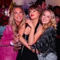 Outfit glamor Taylor Swift saat rayakan ulang tahun (@tswiftgraphic)