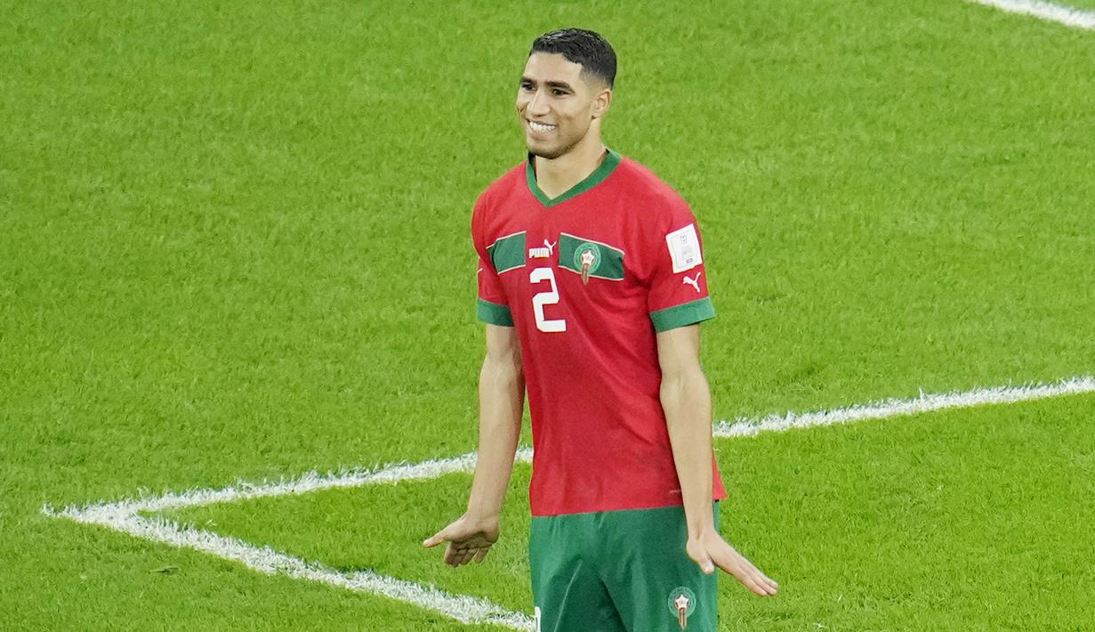 Achraf Hakimi menjadi sosok paket lengkap yang dimiliki Timnas Maroko. Bek PSG ini mempunyai kemampuan sama baiknya saat bertahan maupun membantu serangan. (AP Photo/Ricardo Mazalan)