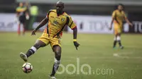 Gelandang Mitra Kukar, Mohamed Sissoko, mengontrol bola saat tampil melawan Persija pada laga Liga 1 2017 di Stadion Patriot, Bekasi, Minggu (15/5/2017). Kedua tim bermain imbang 1-1. (Bola.com/Vitalis Yogi Trisna)