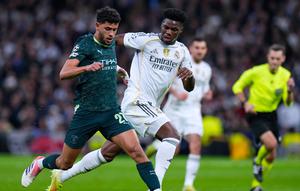 Pemain Manchester City, Matheus Nunes (kiri), berebut bola dengan pemain Real Madrid Aurelien Tchouameni dalam laga Liga Champions di Madrid, Spanyol, Kamis, (11/12/2025). (AP Photo/Manu Fernandez)