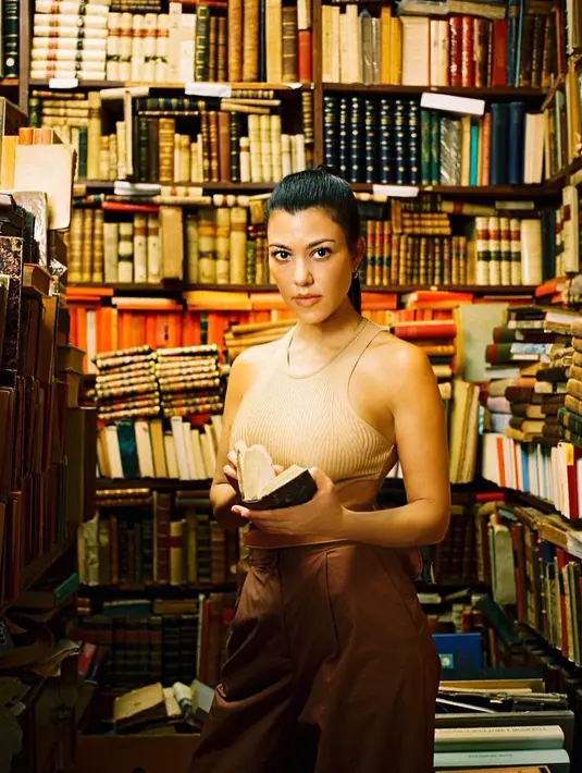 Kourtney sendiri sangat marah karena Younes mengucapkan hal tersebut dan menganggap pria tersebut sebagai seseorang yang munafik. (instagram/kourtneykardashian)