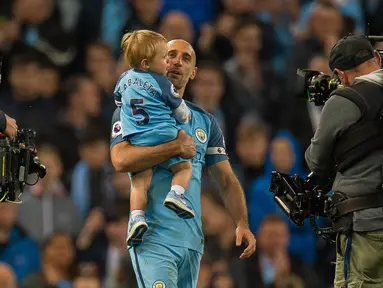 Bek Manchester City, Pablo Zabaleta, menggendong anaknya usai pertandingan Liga Inggris melawan West Bromwich Albion di Stadion Etihad, Selasa, (16/05/2017). Zabaleta resmi pamit dari klub Manchester City. (EPA/Peter Powell)