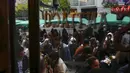 Warga duduk di teras kafe di Paris, Prancis, Rabu (19/5/2021). Prancis kembali membuka kafe dan restoran pada 19 Mei 2021 setelah ditutup lebih dari enam bulan karena pandemi virus corona COVID-19. (AP Photo/Rafael Yaghobzadeh)