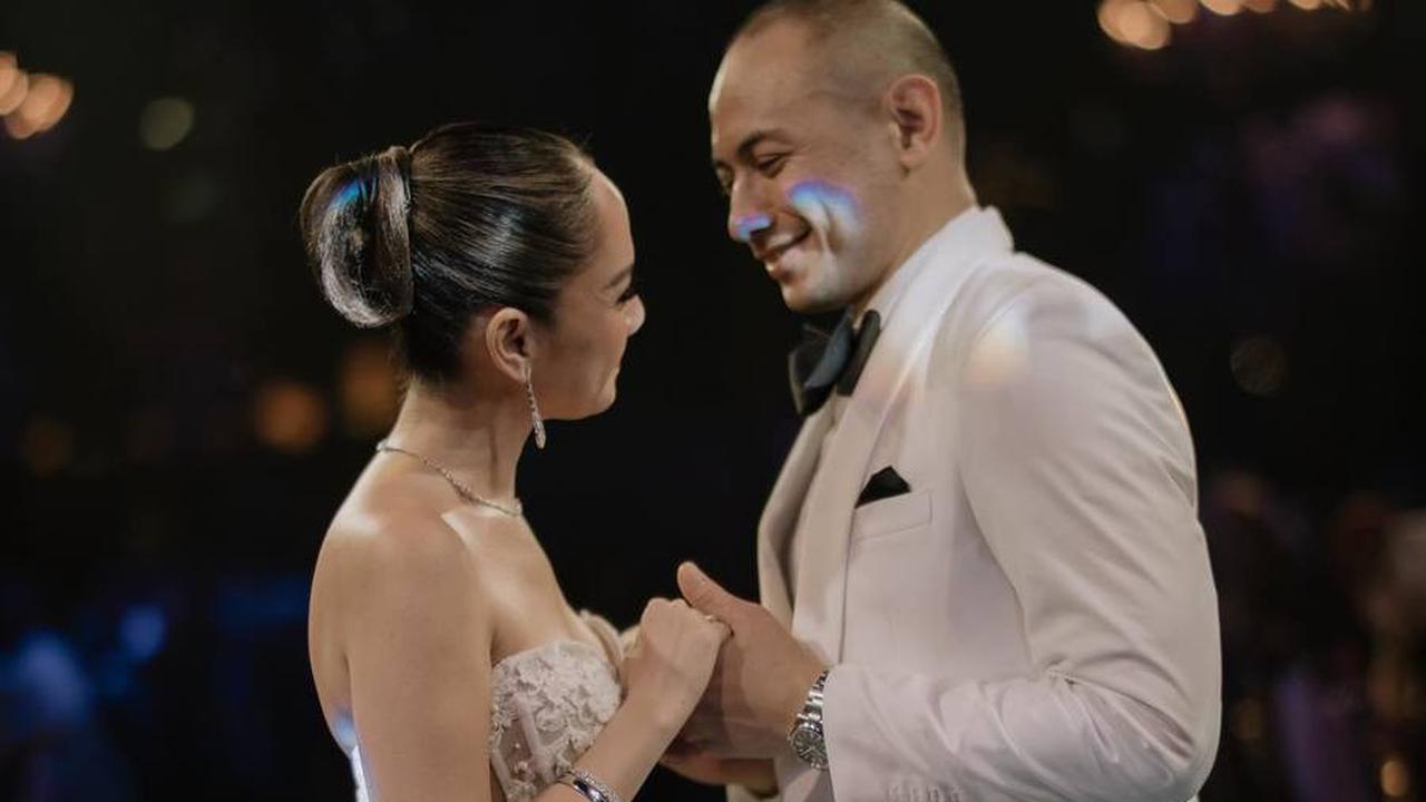 Tatapan Matanya Bikin Netizen Ikutan Baper, Ini Potret Interaksi Manis Tiko Aryawardhana Pada Bunga Citra Lestari yang Gentleman Banget