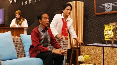 Presiden Joko Widodo bersama ibu negara Iriana meninjau pameran Trade Expo 2017 di ICE BSD, Tangerang Selatan, Rabu (11/10). Pameran Trade Expo Indonesia (TEI) ke-32 tersebut  berlangsung dari 11-15 Oktober 2017. (Liputan6.com/Angga Yuniar)