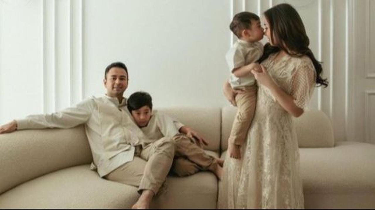 Wajah Nagita Slavina Sontak Jadi Sorotan Saat Foto Family Portrait Edisi Sambut Lebaran Bareng Keluarga