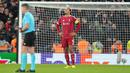Reaksi kecewa pemain Liverpool, Virgil Van Dijk setelah kalah 1-4 dari PSV dalam laga Liga Champions 2025/2026 di Anfield, Liverpool, Rabu (26/11/2025) waktu setempat. (AP Photo/Jon Super)