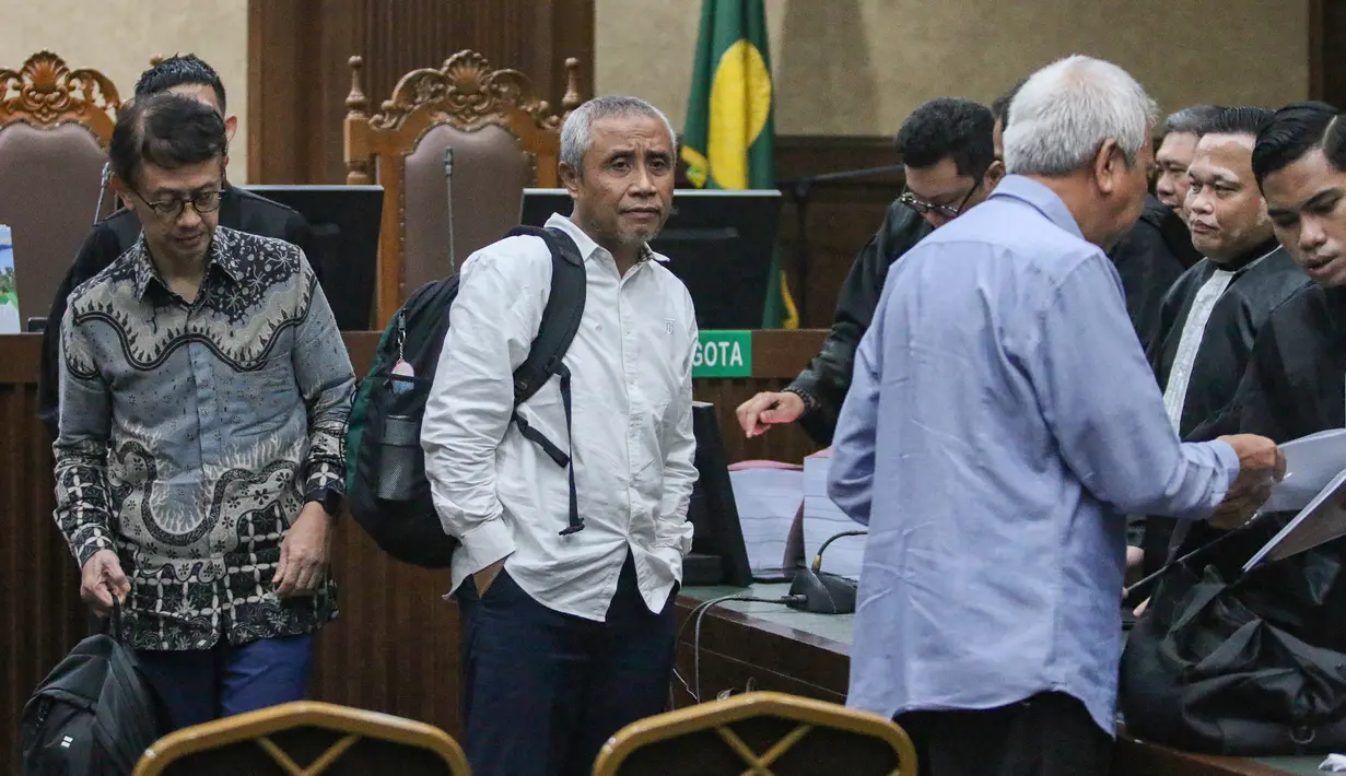 Kelima terdakwa dituntut hukuman penjara dengan rentang antara enam hingga 12 tahun. Tampak dalam foto, terdakwa kasus dugaan korupsi tata kelola minyak mentah dan produk kilang pada PT Pertamina Subholding dan Kontraktor Kontrak Kerja Sama (KKKS) tahun 2018-2023, Hasto Wibowo (tengah), usai menjalani sidang tuntutan di Pengadilan Tindak Pidana Korupsi (Tipikor), Jakarta, Rabu (22/4/2026). (merdeka.com/Arie Basuki)