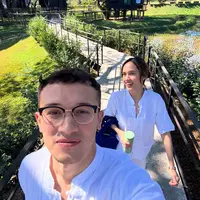 Pilihan warna ini memberi kesan bersih, tenang, sekaligus merefleksikan kesederhanaan yang sejalan dengan semangat meditasi. Tanpa riasan dan gaya berlebihan, penampilan keduanya justru memancarkan ketulusan dan ketenangan alami. [@claurakiehl].