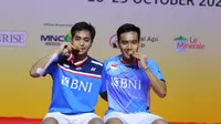 Rahmat Hidayat/Pramudya Kusumawardana meraih gelar juara ganda putra Indonesia Masters 2022. Pasangan tuan rumah mengalahkan unggulan pertama asal China&nbsp;He Ji Ting/Zhou Hao Dong pada partai final&nbsp;21-18 dan 21-19 di Platinum Arena, Malang, Jawa Timur, Minggu, 23 Oktober 2022. (foto: PBSI)